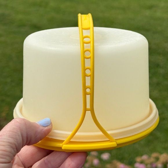 Vintage Toy Yellow Tupperware Mini Cake Taker 1980’s With Base, Lid, Handle 6” - Picture 1 of 10